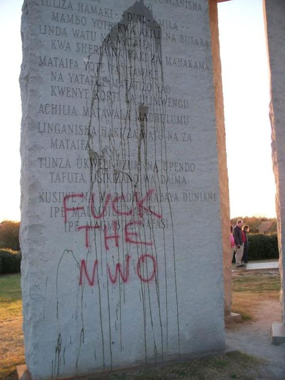 Symbolik: precis som resten av Illuminaternas planer så lider
 "Georgia Guidestones" svårt under den ökande medvetenheten hos allmänheten