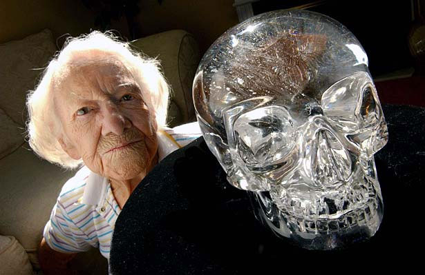 Derecha: La joven Anna Mitchell-Hedges al final de su vida con su calavera