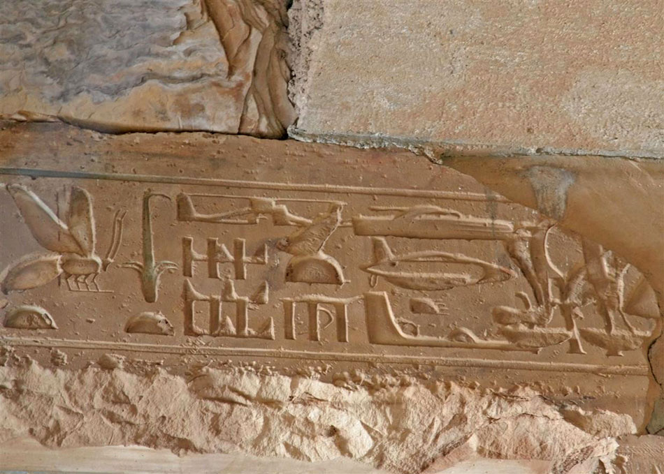 En el Templo de Abidos en Egipto han sido encontrados jeroglíficos que claramente contiene imagenes de helicópteros y otros objetos voladores