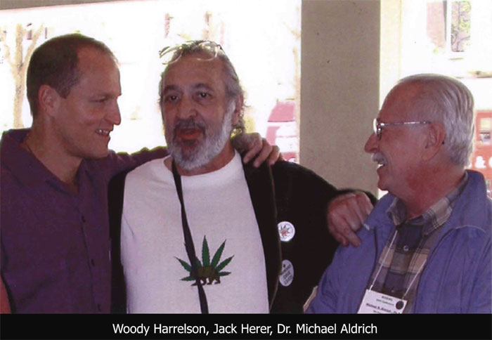 Jack Herer (nel mezzo) è l'autore del bestseller "The Emperor Wears No Clothes: Hemp and the Conspiracy Against Marijuana". Ha viaggiato in tutto il mondo per far conoscere alla gente il potere curativo della canapa industriale e della marijuana ad uso medico. Offrì 50.000 dollari a chi avrebbe provato che aveva torto. Fino al giorno in cui morì per un attacco cardiaco (15 aprile 2010) poté tenersi in tasca la sua ricompensa 