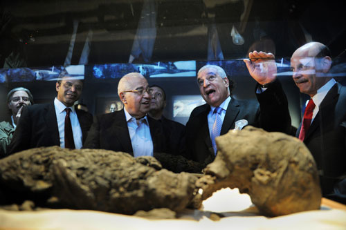 圖坦卡門木乃伊的複製品，在一場紐約的展覽會中展出。注意其中長型的頭骨。