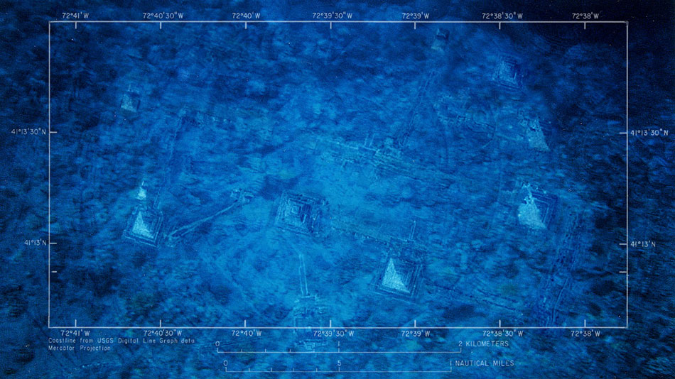 Foto de un complejo de pirámides submarinas que asemejan la constelación de las Pléyades. Si ingresas estas coordenadas (41 13' 30"N, 72 41'W) en Google Earth, te llevará al estrecho de Long Island (de 20 a 100 metros de profundidad cerca de Nueva York. Esta foto es parte de "La Conspiración de Orión"