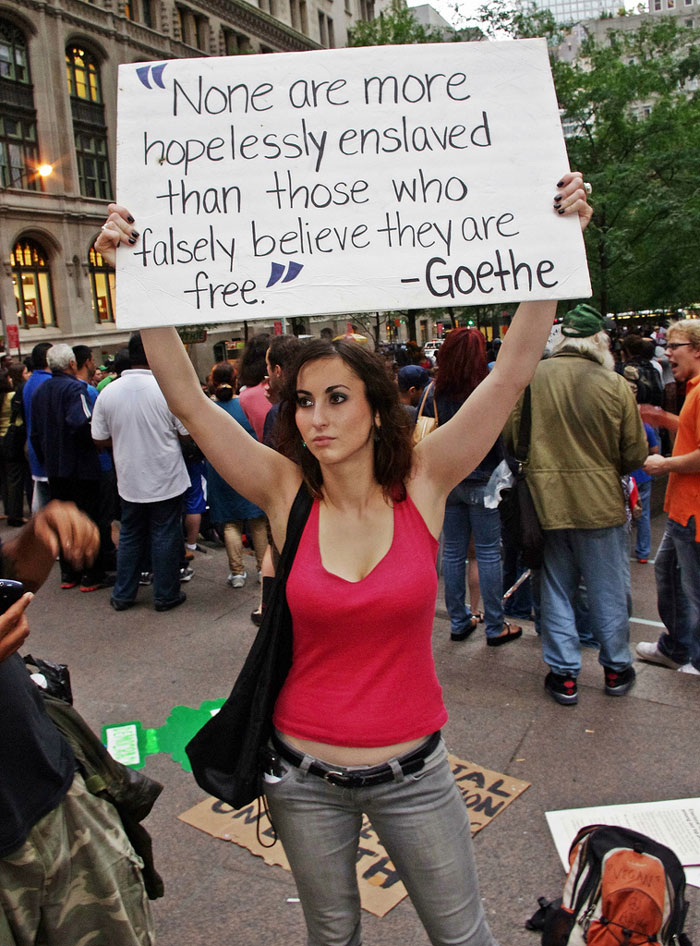 "Nadie está más desesperanzadamente esclavizado como aquellos que se creen falsamente libres." - Goethe